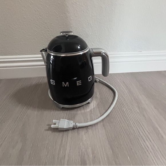 SMEG Black Mini Electric Kettle 3 Cup - Picture 4 of 5